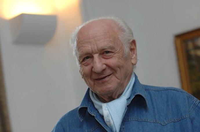 Pocházel z rodiny malého obchodníka. Narodil se v Praze-Libni, kde s rodiči a sestrou Hanou bydlel na Královské třídě čp. 428 (Sokolovská) a po čase na Královské čp. 137.