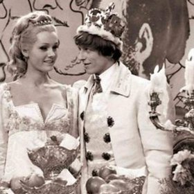 A tak princ Václav, pod záminkou, že si jde odskočit, uteče z královského kočáru a jede se na vypůjčené krávě podívat na princeznu na vlastní pěst. Tajně vnikne do princezniny zámecké zahrady (ve skutečnosti Bojnický zámek), vyleze na strom, aby lépe viděl do princezniných komnat. Přitom spadne do rybníka a bezděčně se seznámí (zcela inkognito) s princeznou Helenou.