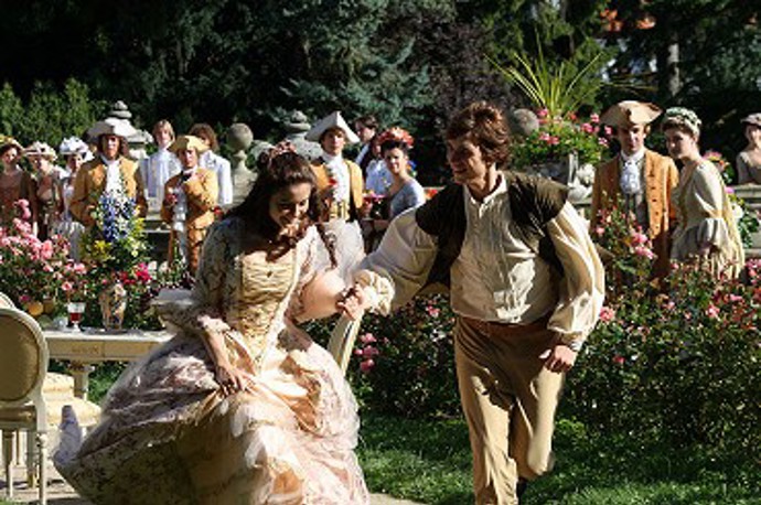 Jedním z nápadníků je i Lucifer, kterého však Štěpánka odmítne. Ten ji zakleje do přízraku, zjevujícího se pak každou noc na terasách zámku.