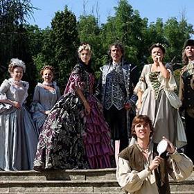 V království, kde král jezdí jen na lovy, prosí netrpělivá královna svatou Kryšpínu o miminko.