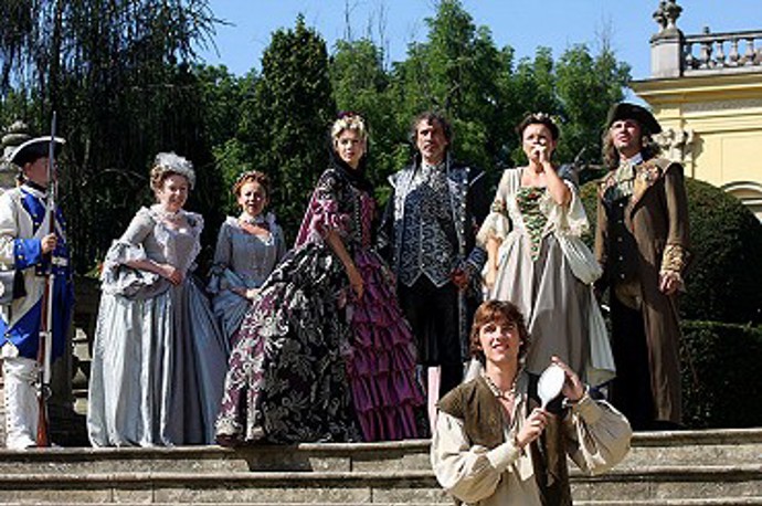 V království, kde král jezdí jen na lovy, prosí netrpělivá královna svatou Kryšpínu o miminko.