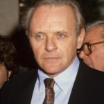 Anthony Hopkins už stačil být introvertním dítětem, depresivním alkoholikem, ctižádostivým umělcem, uznávaným divadelním hercem i filmovou hvězdou ve výjimečných, často záporných rolích.