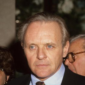Anthony Hopkins už stačil být introvertním dítětem, depresivním alkoholikem, ctižádostivým umělcem, uznávaným divadelním hercem i filmovou hvězdou ve výjimečných, často záporných rolích.