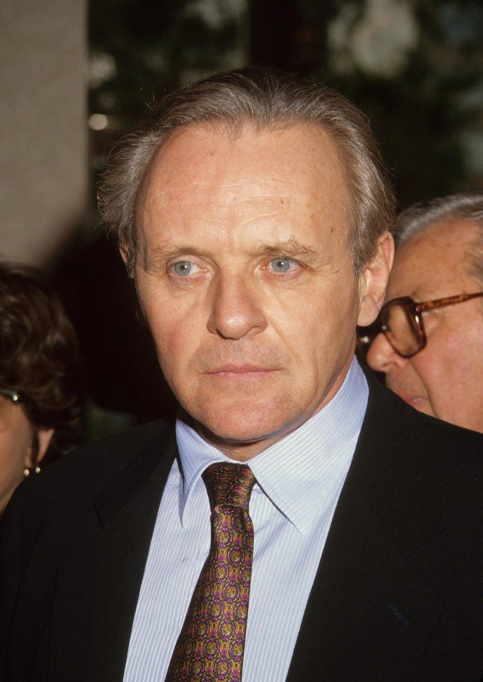Anthony Hopkins už stačil být introvertním dítětem, depresivním alkoholikem, ctižádostivým umělcem, uznávaným divadelním hercem i filmovou hvězdou ve výjimečných, často záporných rolích.