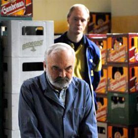 Náledí a bezohledné auto však vykonají svoje – rychlý posel po krkolomném pádu končí na lůžku.