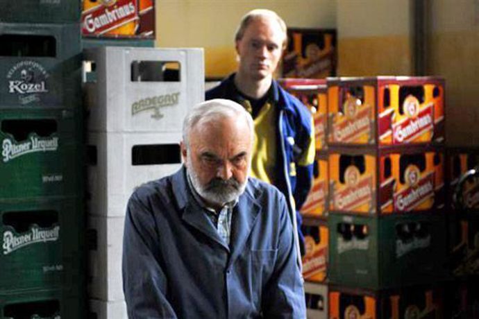 Náledí a bezohledné auto však vykonají svoje – rychlý posel po krkolomném pádu končí na lůžku.