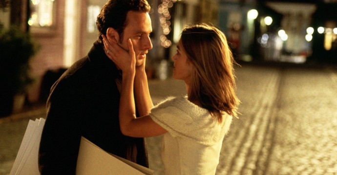 Projevení skutečných citů k manželce nejlepšího kamaráda v podání Marka (Andrew Lincoln). Mladá nevěsta Juliet (Keira Knightley) má starosti.