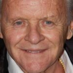 Sir Anthony Hopkins je britský a americký herec a příležitostný režisér a hudební skladatel. Do širokého povědomí lidí vstoupil zejména svou známou kreací psychopatického doktora Hannibala Lectera ve filmu Mlčení jehňátek.