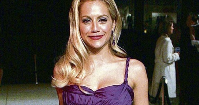 Brittany Murphy byla americká herečka a zpěvačka, která ztvárnila roli barmanky Shellie ve filmu Sin City – město hříchu.