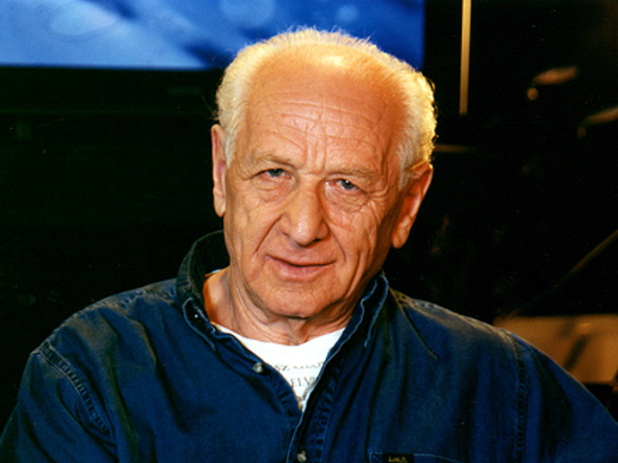 Zde také vychodil obecnou školu a začal studovat na reálce, ze které však byl roku 1941 z rasových důvodů vyloučen (jako Žid), poté se vyučil krejčím.