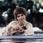 Pěveckou kariéru zahájila v 15 letech, kdy nahrála svou první píseň Já před tebou klečím. Zpívala s kapelami Flamingo (od roku 1967, do roku 1969), poté přešla ke skupině Majestic, který v roce 1971, po převzetí Ivem Pavlíkem, změnil název na Orchestr Ivo Pavlíka.