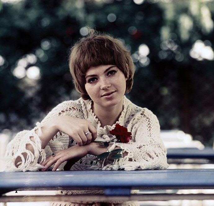 Pěveckou kariéru zahájila v 15 letech, kdy nahrála svou první píseň Já před tebou klečím. Zpívala s kapelami Flamingo (od roku 1967, do roku 1969), poté přešla ke skupině Majestic, který v roce 1971, po převzetí Ivem Pavlíkem, změnil název na Orchestr Ivo Pavlíka.