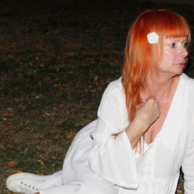 Roku 1990 pak krátce působila jako sekretářka československého prezidenta Václava Havla.