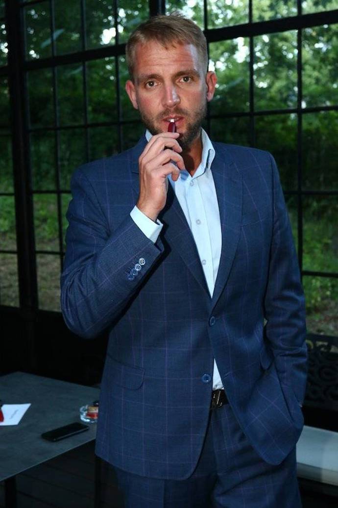 V letech 1995–1999 studoval na Akademickém gymnáziu v Praze 1. V letech 2000–2004 studoval katedru produkce na pražské DAMU.