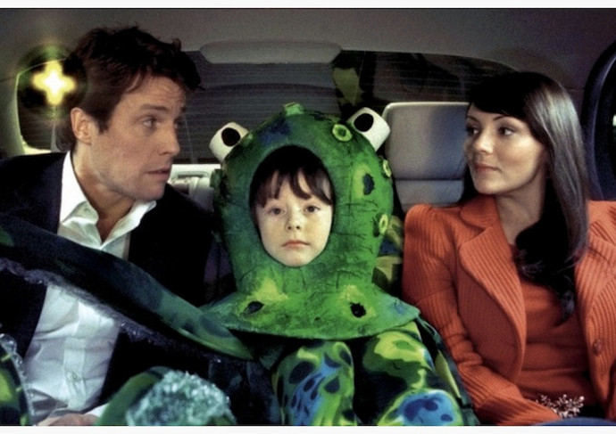 Úsměvné scény má na svědomí Hugh Grant coby premiér Velké Británie, který se zakouká do přidrzlé, prostořeké asistentky Natalie (Martine McCutcheon). Svádí souboj o její srdce se samotným prezidentem USA (Billy Bob Thornton).