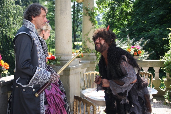 Svou odvahou a především silou své lásky vykoná tři úkoly, které mu čert zadá. Při posledním svou chytrostí přemůže dokonce i samotného Lucifera a Štěpánku vysvobodí z moci pekla.