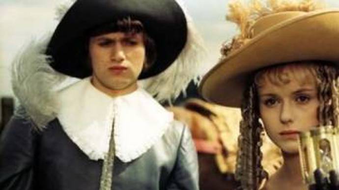 V Růžovém království se veškerý lid na příkaz vladaře snaží odstranit vše, o co by se Růženka mohla píchnout. Otupují se ostří zbraní, spalují bodláky, sbírají ježci, zabrušují rohy zvířat, odvážejí včelí úly apod. Zlá Melánie však princeznu vláká do věže, kde se Růženka píchne o růži a usne. 