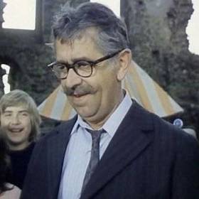 Vlastimil Brodský, přáteli a kolegy zvaný Bróďa byl český herec, dlouholetý člen hereckého souboru Divadla na Vinohradech.