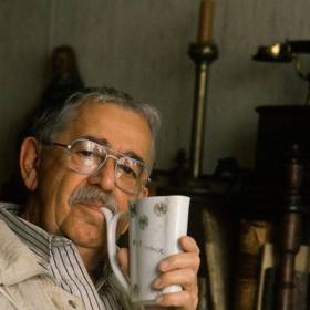 Když nacisté v roce 1941 Buriana zatkli a divadlo zavřeli, chvíli ještě setrval ve zde ustanoveném a Františkem Salzerem vedeném Divadle Na Poříčí, třetí scéně Divadla na Vinohradech, později společně s ostatními spolužáky pomohl rozběhnout pololegální divadlo Větrník. 