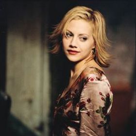 Na konci roku 2002 započala vztah s hercem Ashtonem Kutcherem, se kterým hrála ve filmu Líbánky. V prosinci 2005 se zasnoubila s asistentem produkce Joem Macalusem, kterého potkala při práci na snímku Malá černá skříňka. V srpnu 2006 se však pár rozešel.