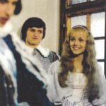 Královští rodiče se snaží tragédii zabránit sňatkem princezny s princem Jiřím (Jan Kraus), následníkem trůnu v Půlnočním království. Princ je však samolibý ješita, kterého jeho rodina již po léta utvrzuje o jeho výjimečných schopnostech.