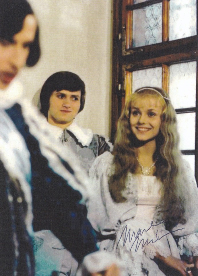 Královští rodiče se snaží tragédii zabránit sňatkem princezny s princem Jiřím (Jan Kraus), následníkem trůnu v Půlnočním království. Princ je však samolibý ješita, kterého jeho rodina již po léta utvrzuje o jeho výjimečných schopnostech.