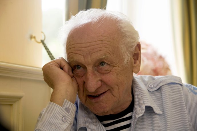 V průběhu padesátých a šedesátých let vystřídal několik zaměstnání. Byl členem Komunistické strany Československa.