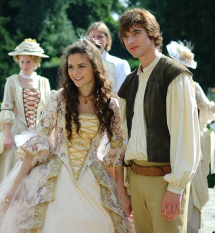 Malá princezna vyrůstá po boku Štěpána, který je synem královniny komorné a časem se do sebe zamilují.