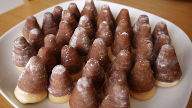 Vosí hnízda - vrchol nepečeného vánočního cukroví. Vosí úly se třemi různými náplněmi