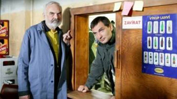 Nakonec manželku zaskočí výletem s překvapením k jejich čtyřicátému výročí svatby. A o překvapení na tomto výletu skutečně nebude nouze.