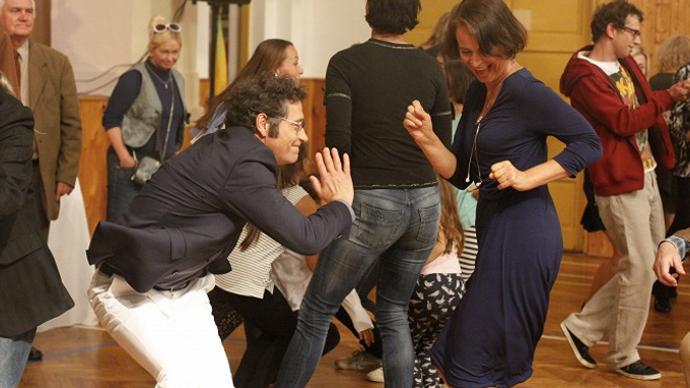  Na záchranu přijíždí teta Marta (Vilma Cibulková), která má šílený plán, jak krachující manželství i nakladatelství Josefa zachránit. 