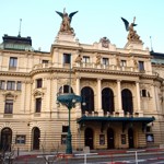 Jaroslav Moučka se snažil prosadit se v Národním divadle, nakonec zakotvil na 40 let v Divadle Na Vinohradech.