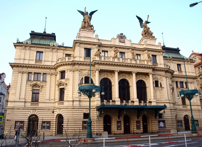 Jaroslav Moučka se snažil prosadit se v Národním divadle, nakonec zakotvil na 40 let v Divadle Na Vinohradech.