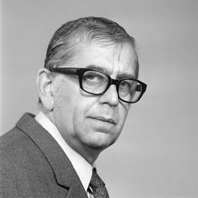 K pedagogům zde kromě Buriana patřila např. Lola Skrbková a Nina Jirsíková. Původně se tu chtěl zlepšit v tanci (uměl stepovat a dokonce vedl i taneční kurs), ale Burian si všiml jeho talentu a doporučil mu dráhu hereckou.