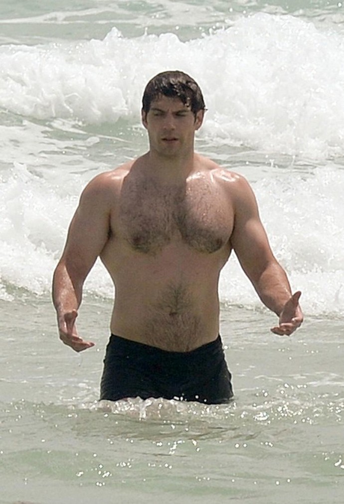 Henry Cavill  se málem stal novým Jamesem Bondem v roce 2005. Tehdy byl finalistou a režisér se rozhodoval mezi ním a Danielem Craigem.