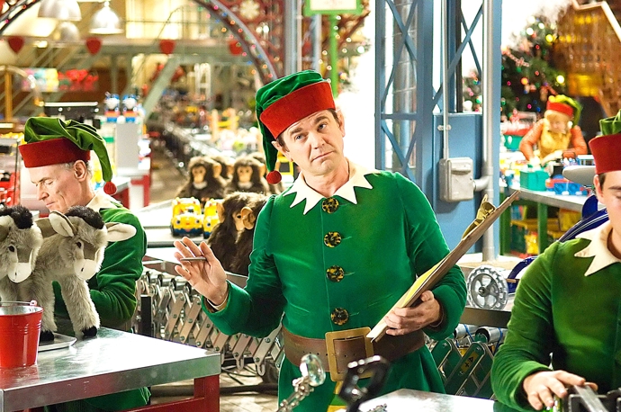 Zoufalí lidé dělají zoufalé věci, a tak nakonec Fred zavolá Nickovi a pokusí se z něj vymámit peníze na kauci a půjčku. Nade vše dobrý Nick téměř souhlasí, ale pak zasáhne jeho žena a přesvědčí ho, aby Fredovi peníze slíbil, pokud pomůže s přípravou rozvozu dárků. 