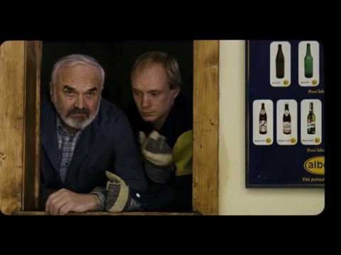 Ovšem nevydrží jen tak nečinně užívat si důchodu, a tak si vzápětí ke zděšení manželky (Daniela Kolářová) nachází novou práci – stává se messengerem, poslem na kole.