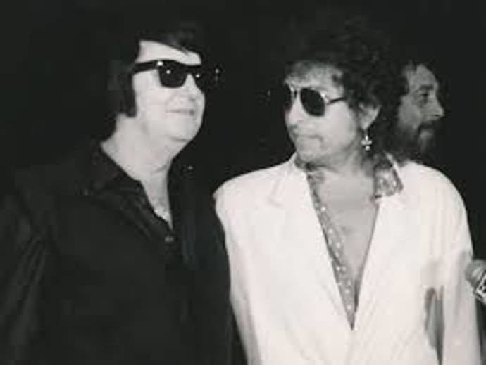 Skupina se pravidelně objevovala ve vysílání rádia KERB v texaském Kermitu. Pronikla i do vysílání místní televizní stanice. Jedním z hostů jejich pořadu byl i Johnny Cash, který jim doporučil, aby se pokusili získat kontrakt u hudebního vydavatelství Sun Records producenta Sama Phillipse.