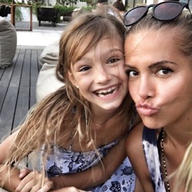 Dara svou dceru velmi miluje a každoročně spolu cestují po světě.