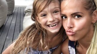 Dara svou dceru velmi miluje a každoročně spolu cestují po světě.