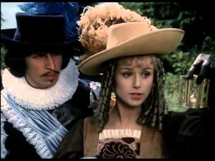 Spolu s princeznou usnou všichni poddaní v království s výjimkou včelaře Jakuba, který odvezl za hranice království své včely. Zámek zaroste růžovými keři. Melánie vezme Elišce královskou korunu a chtivě si ji nasadí: „A teď jsem tu královnou já, sestřičko!“