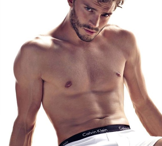 Jamie Dornan získal příliv popularity a davy posedlých fanynek ihned poté, co do kin v roce 2015 vtrhl první díl trilogie Padesát odstínů šedi, v níž si zahrál neodolatelného Christiana Greye.