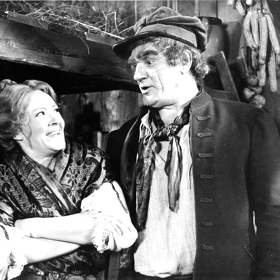 Moučka nikdy nehrál milovníky, spíš se hodil do rolí venkovských dobráků se sklonem ke komediantství. Zde s Jiřinou Bohdalovou v pohádce Dalskabáty hříšná ves aneb Zapomenutý čert (1976).