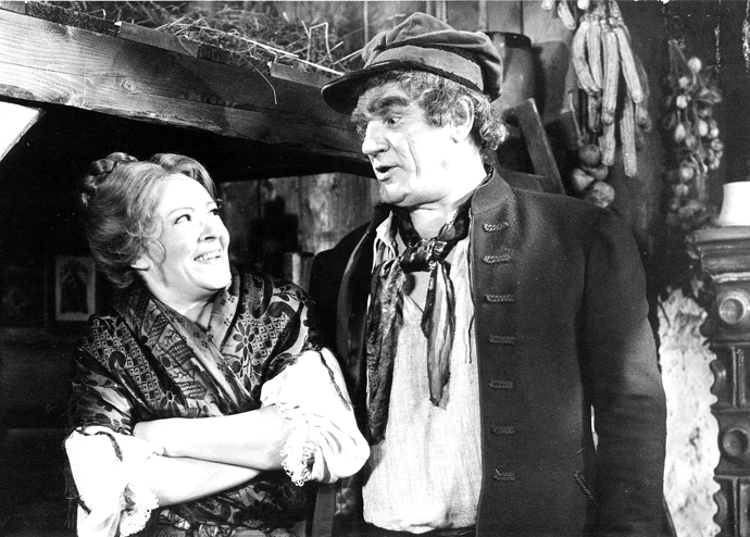 Moučka nikdy nehrál milovníky, spíš se hodil do rolí venkovských dobráků se sklonem ke komediantství. Zde s Jiřinou Bohdalovou v pohádce Dalskabáty hříšná ves aneb Zapomenutý čert (1976).