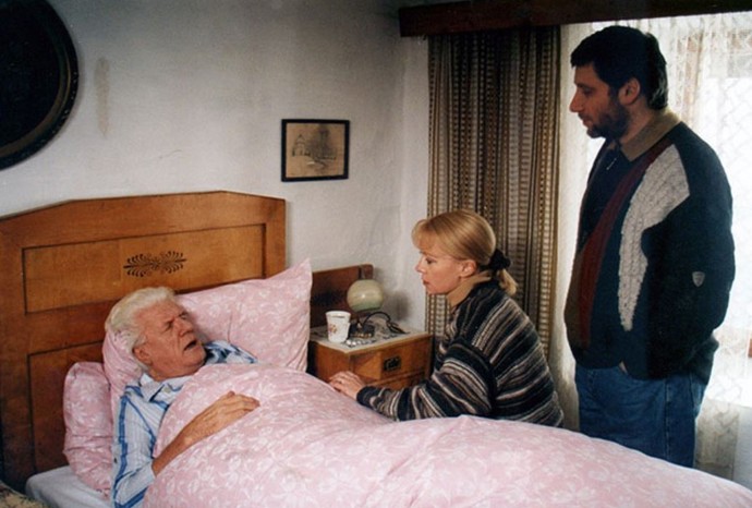 Po revoluci se objevil ve filmu Svatba upírů, Z pekla štěstí nebo si zahrál dědečka v oblíbeném seriálu Život na zámku (1995). Poslední měsíce života strávil v pečovatelském domě v Praze, kde se dlouho potýkal s Parkinsonovou chorobou a rakovinou tlustého střeva. 