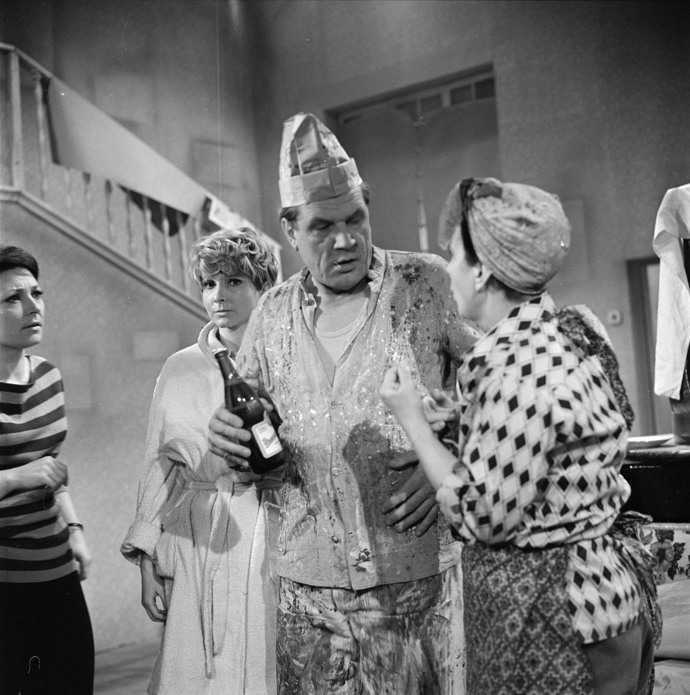 "Tady do rohu přijdou hvězdičky, tady jelínci a pejsci," uvádí Jaroslav Moučka rodinu Hanákových k bláznění v Takové normální rodince (1971) coby malíř Hamouzek.