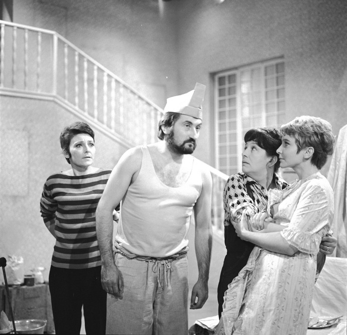 Malíře pokojů Hamouzka měl původně hrát Pavel Landovský, ale politicky se zdiskreditoval a roli nabídli Jaroslavu Moučkovi. Celý díl Takové normální rodinky se tak musel přetáčet.