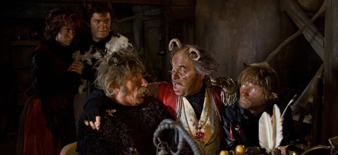 Právě v tom čase v Jílovém jistá velice bohatá milostpaní, která miluje zlato nade vše, a proto zaměstnává dokonce svého osobního zlatníka, zatouží po zlatých očích.