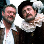 Kolegové herci ho milovali - byl nekonfliktní, skromný a obětavý. Když ale řekl rodičům, že se herectvím bude za čas živit, byli proti a přestali mu finančně pomáhat. Kamarádi se mu skládali na jídlo.