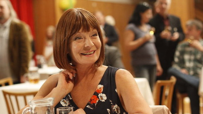 Bláznivá komedie Věčně tvá nevěrná režiséra Milana Cieslara a seriálového scenáristy Jana Míky vás dovede do prostředí nevěr a krize středního věku. 